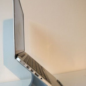 Elegancki stojak do MacBooka Pro dla modeli 13 i 15-calowych