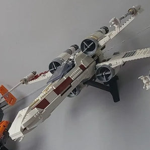 Wspornik ścienny do LEGO 75355 UCS X-Wing – wyświetlacz w pozycji lotu