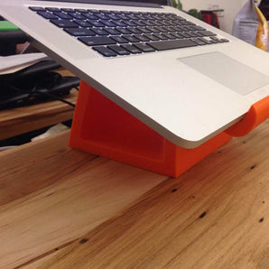Oszczędzający miejsce i ergonomiczny stojak do MacBooka Pro