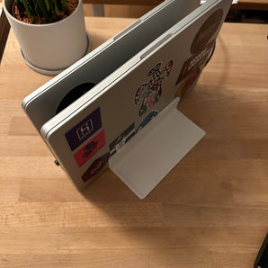Podwójny stojak na biurko do MacBooka Pro (14") z tacką