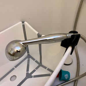 Uchwyt na słuchawkę prysznicową do wanienki Stokke Flexi Bath