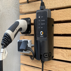 Uchwyt na kabel ładujący do Smart EQ – Zorganizowane ładowanie