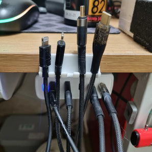 Kompaktowy uchwyt na kabel do efektywnego zarządzania kablami