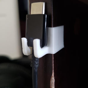Uchwyt na kabel biurkowy do ładowarki Samsung USB-C – konstrukcja klipsa do nogi stołu o średnicy 15,2 mm