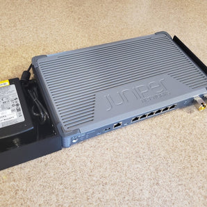 Zestaw do montażu w szafie rack Juniper SRX300 z podstawką zasilacza