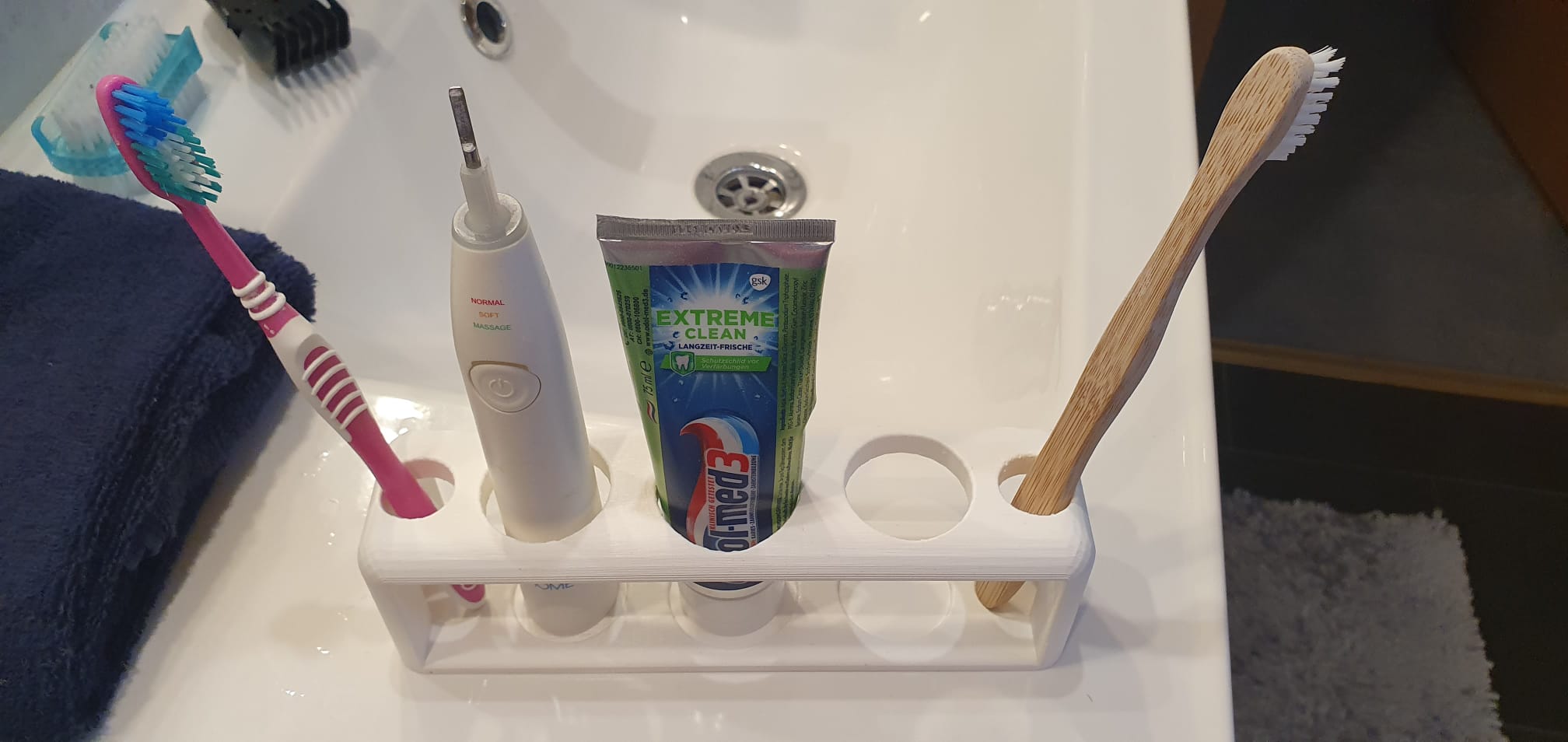 Tandbørsteholder til 2 normale og 2 elektriske tandbørster med plads til tandpasta