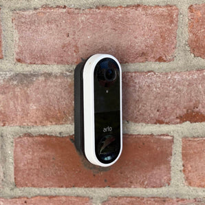 Arlo Doorbell 45 stopniowy uchwyt kątowy. Pasuje do zestawu Arlo Wired Doorbell