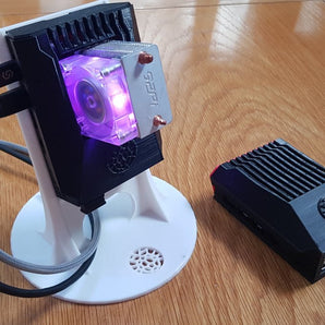Podkręcona obudowa Raspberry Pi 4 z uchwytem na dysk SSD i podstawką
