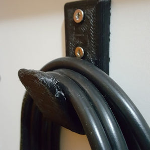Dyskretny uchwyt na kabel do zorganizowanego prowadzenia przewodów