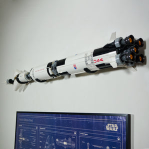 Minimalistyczny wieszak ścienny na rakietę Saturn V