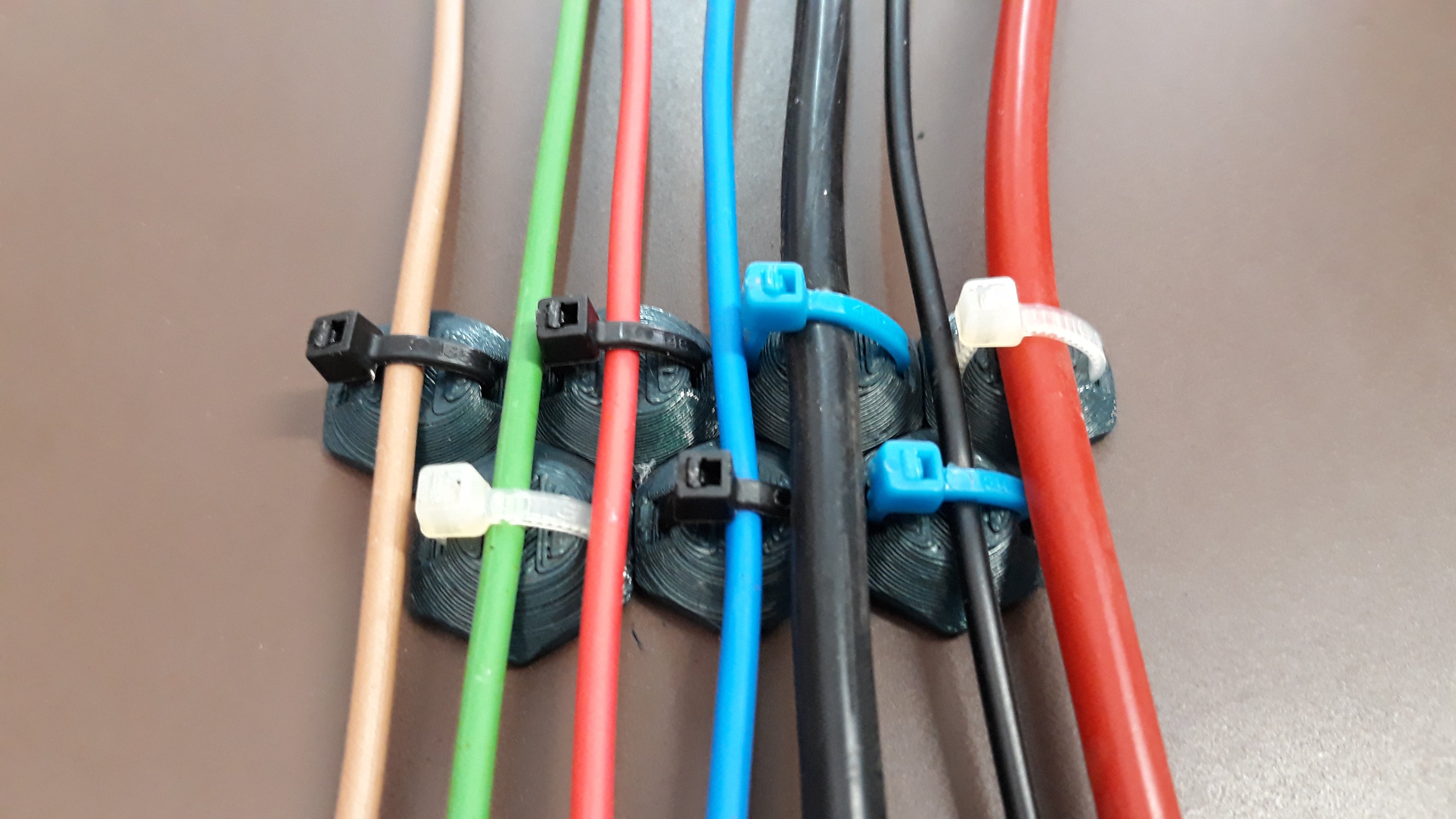 Sześciokątne zaciski kablowe do zarządzania przewodami i rurami