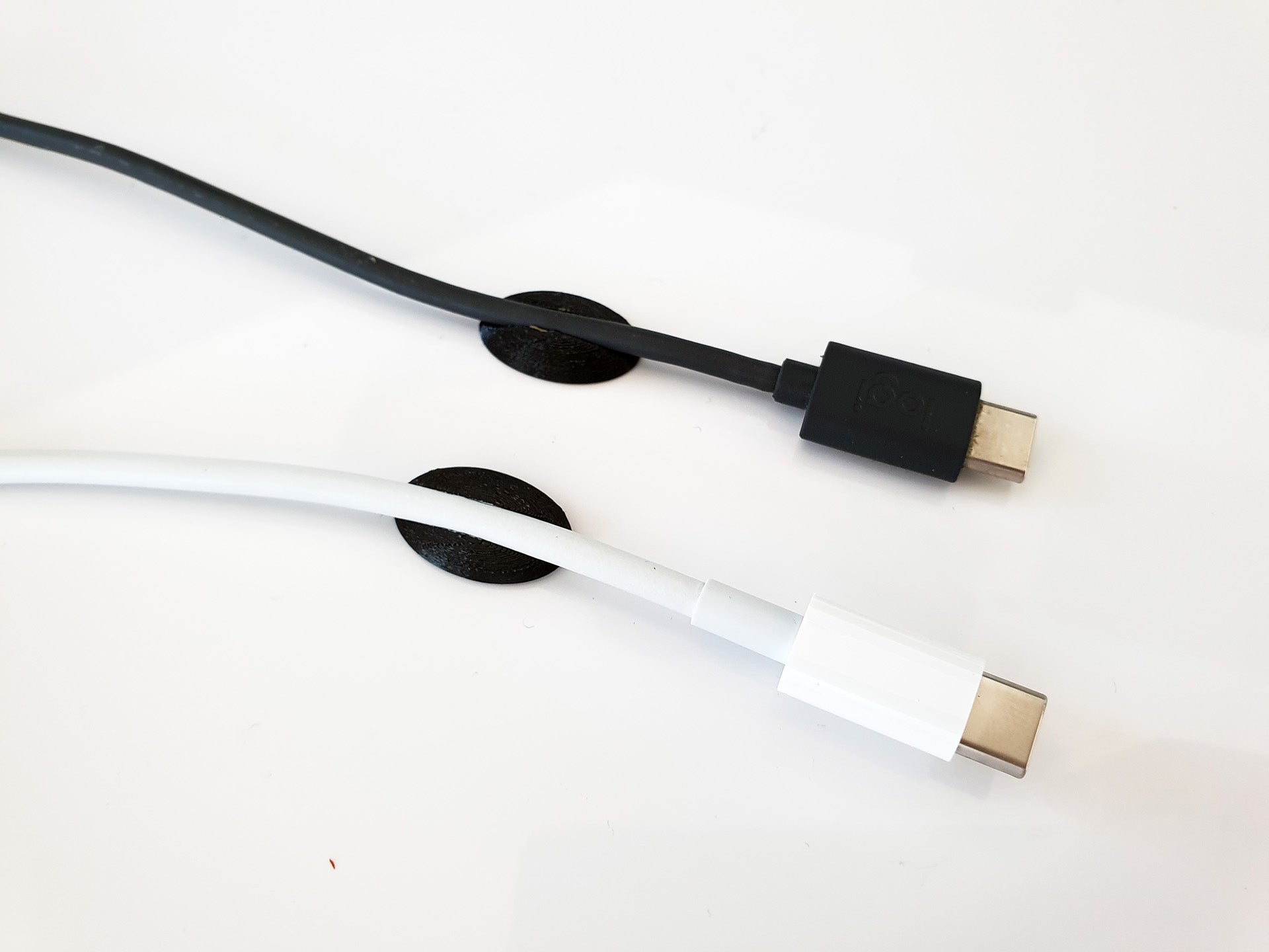 Biurkowy uchwyt na kable Apple Macbook Pro i inne kable