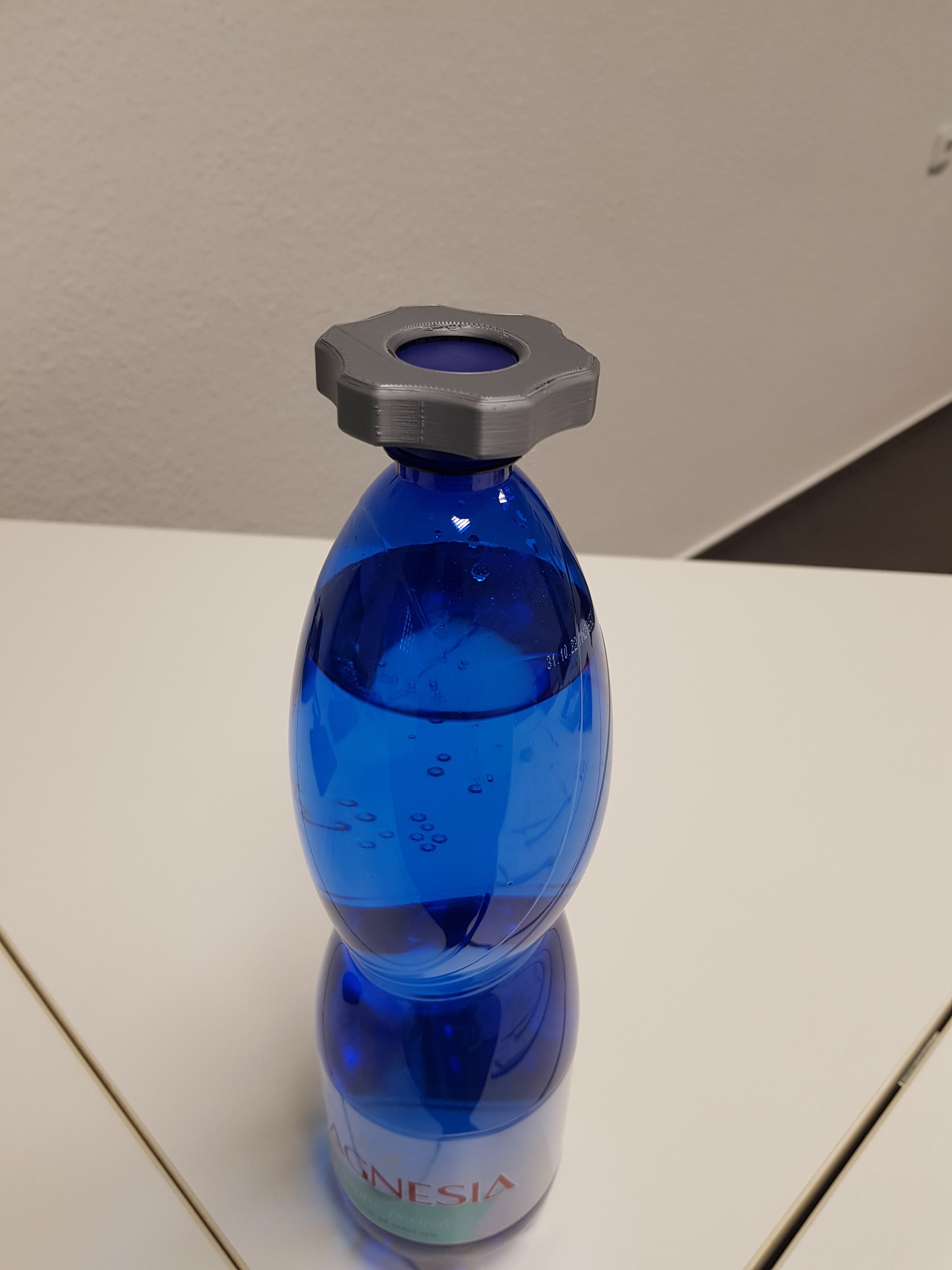 Otwieracz do butelek PET z korkiem o średnicy 29 mm