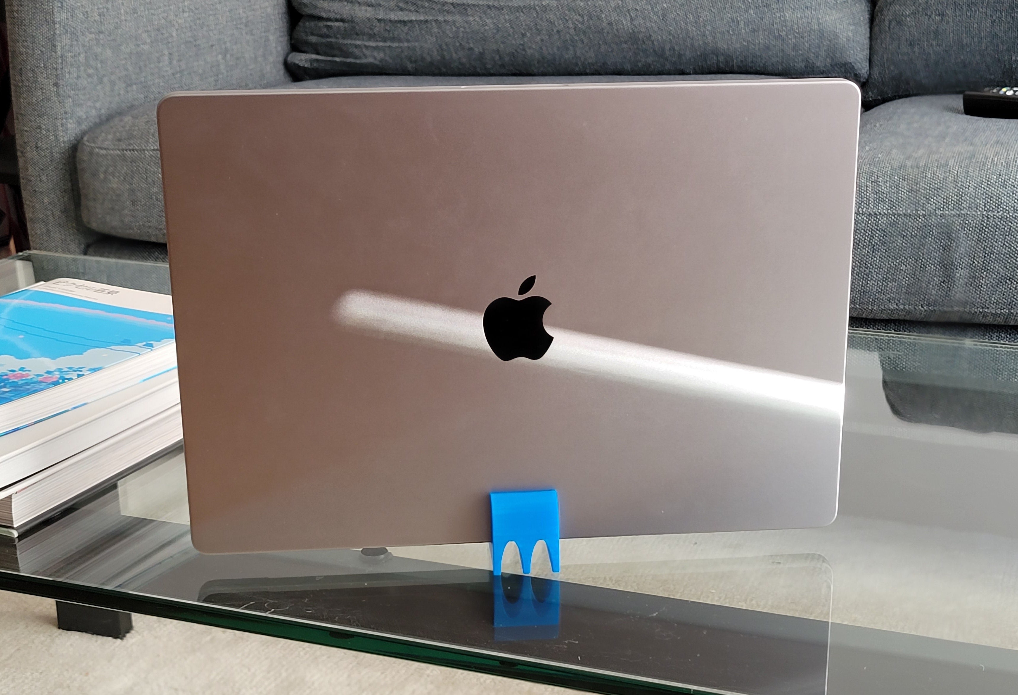 Pionowa podstawka dla MacBooka Pro (17 mm) - v2