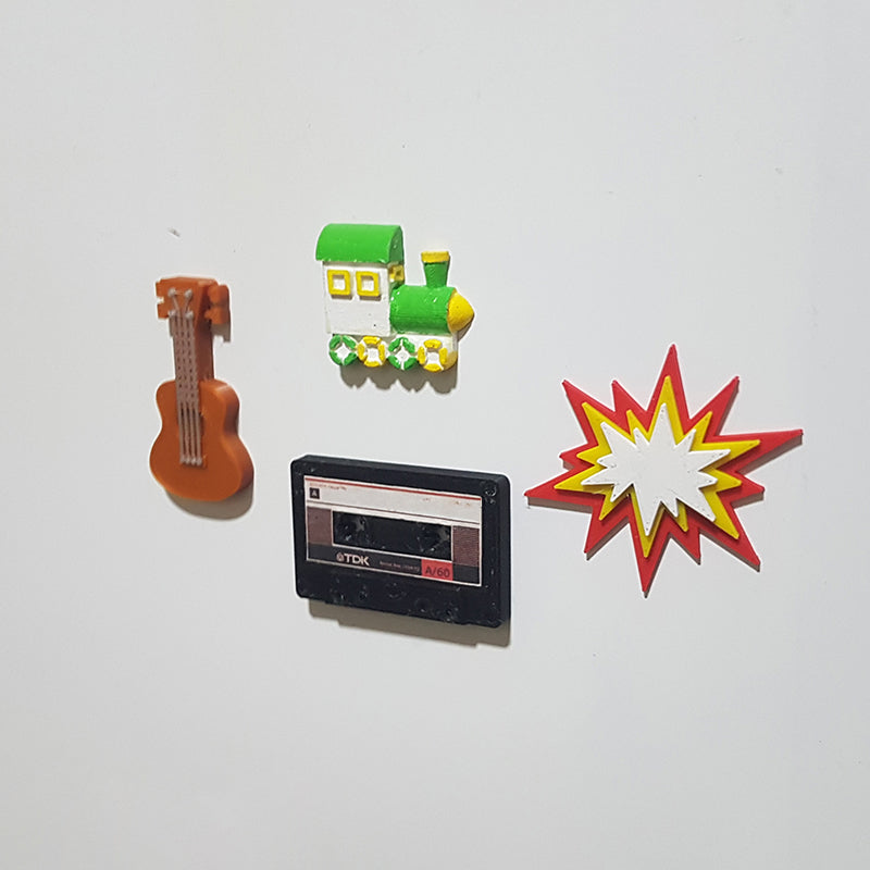 Ręcznie malowane magnesy na lodówkę w kształcie pociągu i gitary z szablonem kasety magnetofonowej