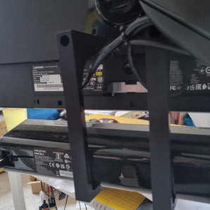 Półka montowana na VESA do soundbarów i głośników