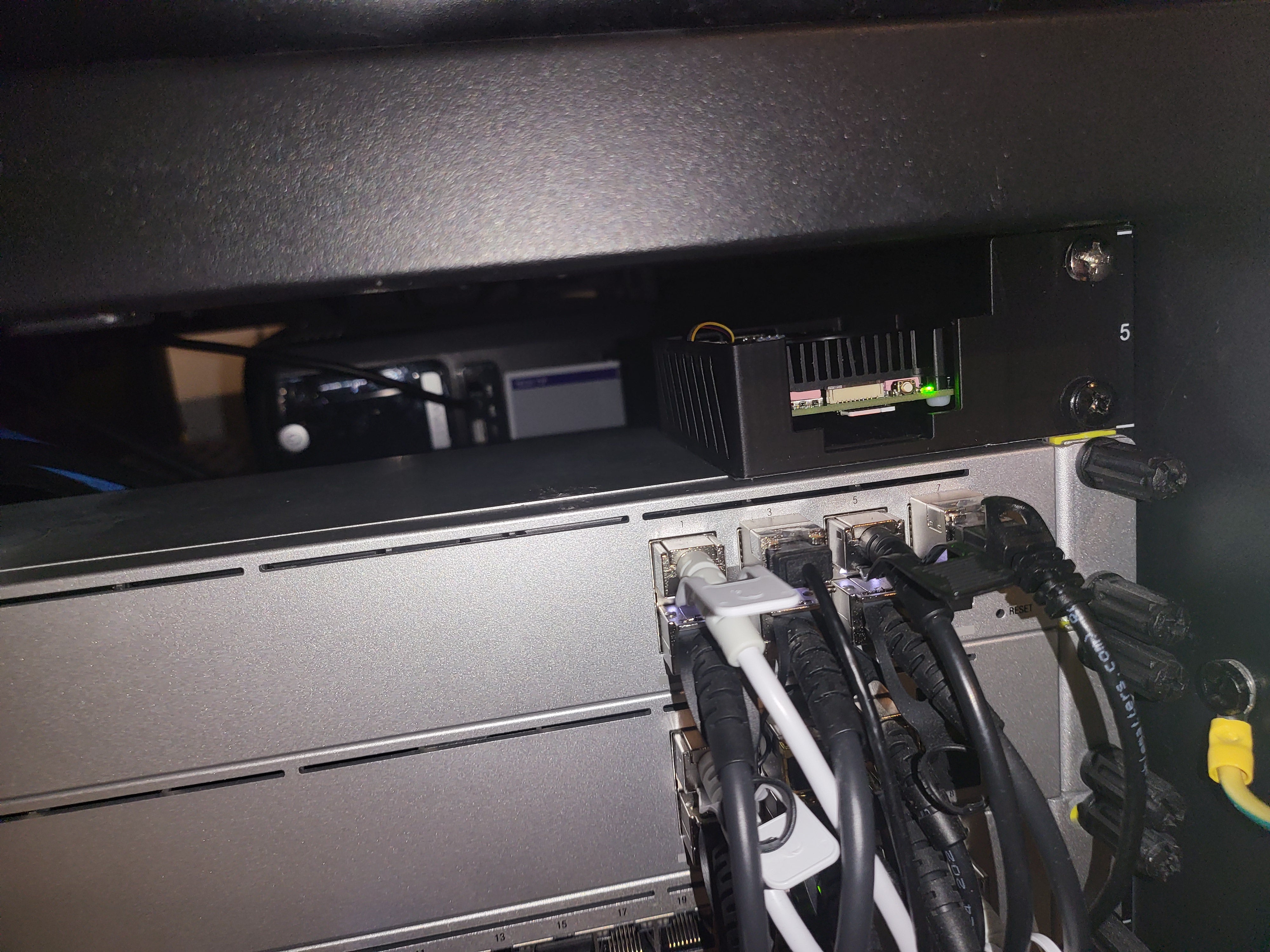 Raspberry Pi 5 Rack Mount Case z portami skierowanymi do tyłu