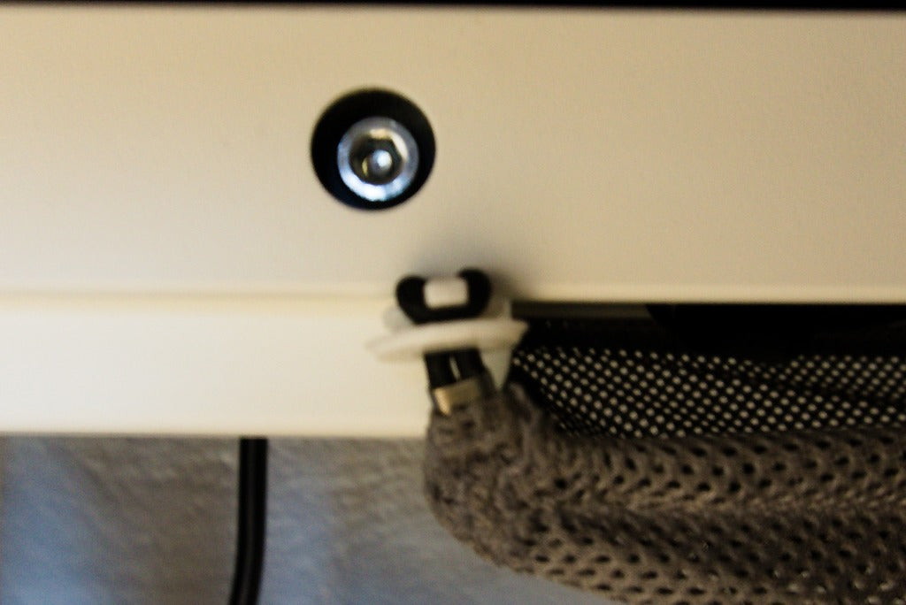 Biurko Ikea Bekant/Galant - system mocowania siatki do prowadzenia kabli