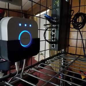 Uchwyt ścienny do Philips Hue Hub (Gen2) z opaską kablową