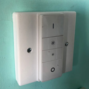 Osłona Philips Hue do włącznika światła UK z uchwytem na pilota