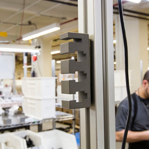 Wytrzymały uchwyt kablowy do profili 80/20 i Bosch Rexroth