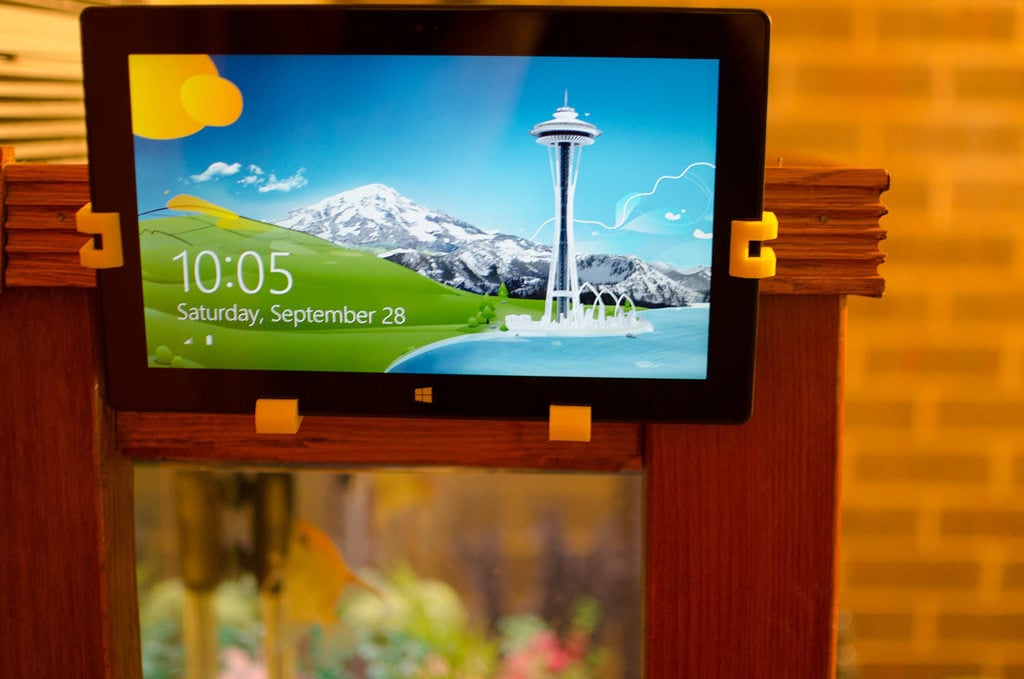 Wiszący stojak na tablet Microsoft Surface RT V2 z klawiaturą Anker Ultra Slim Mini Bluetooth