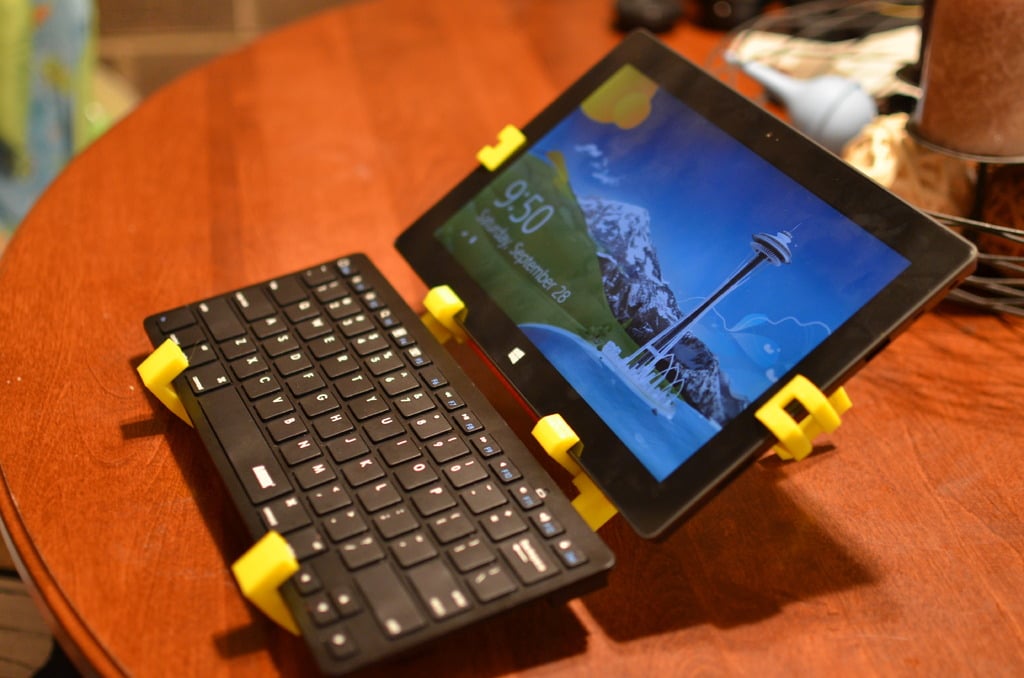 Wiszący stojak na tablet Microsoft Surface RT V2 z klawiaturą Anker Ultra Slim Mini Bluetooth