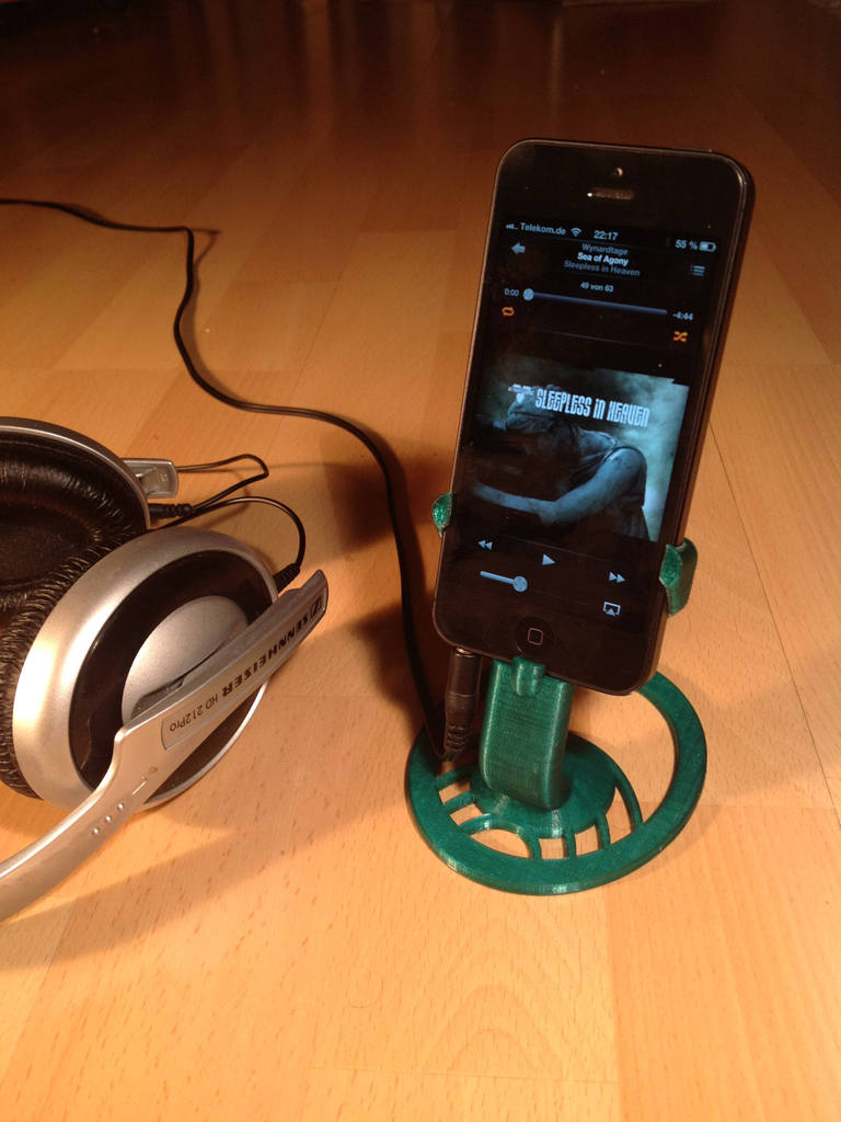 Podstawka pod iPhone 5 z miejscem na kabel audio