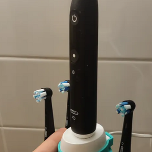 Adapter ładowania Oral-B iO do podstawki z miejscem na 4 końcówki do szczoteczki (2 części)