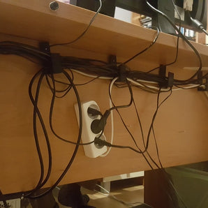 Prosty uchwyt na kabel