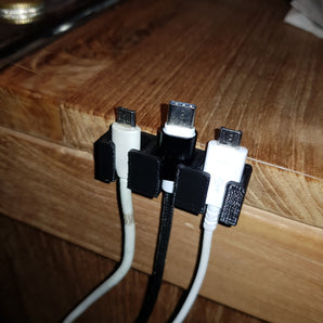 YACH – Praktyczny uchwyt na kabel do kabli ładujących