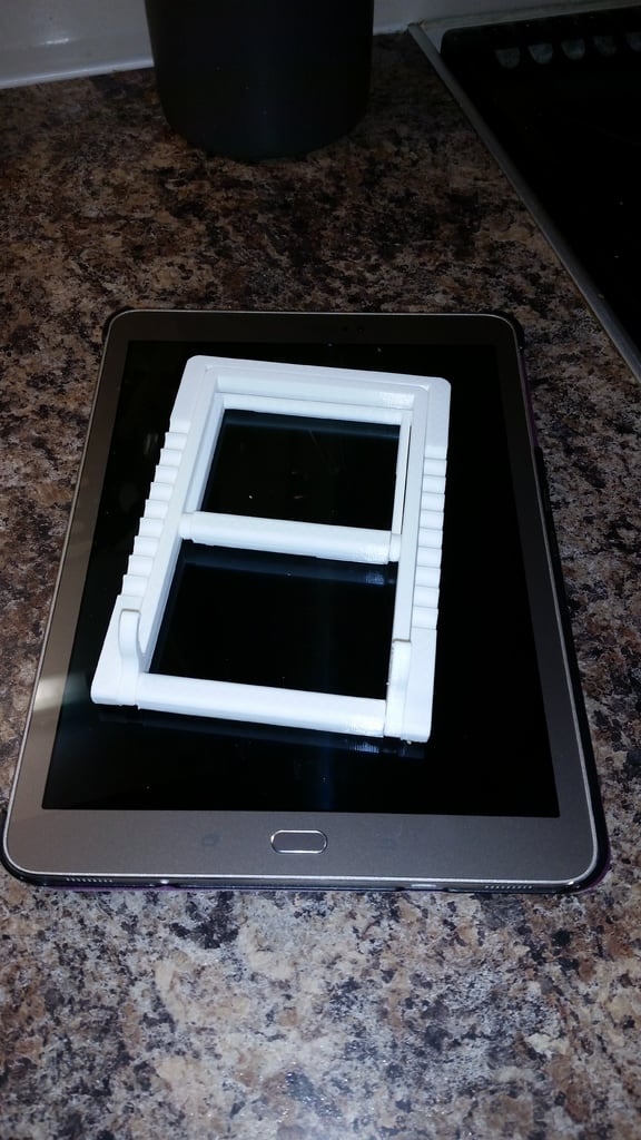 Stojak na tablet z regulowanym kątem i zawiasami umożliwiającymi drukowanie na miejscu