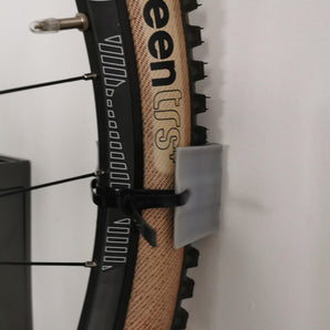 Solidny uchwyt ścienny do roweru górskiego z oponami 2.35