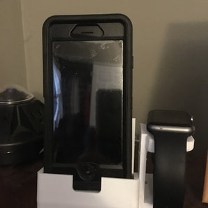 Stacja ładująca do iPhone'a 6 z Otterbox i Apple Watch