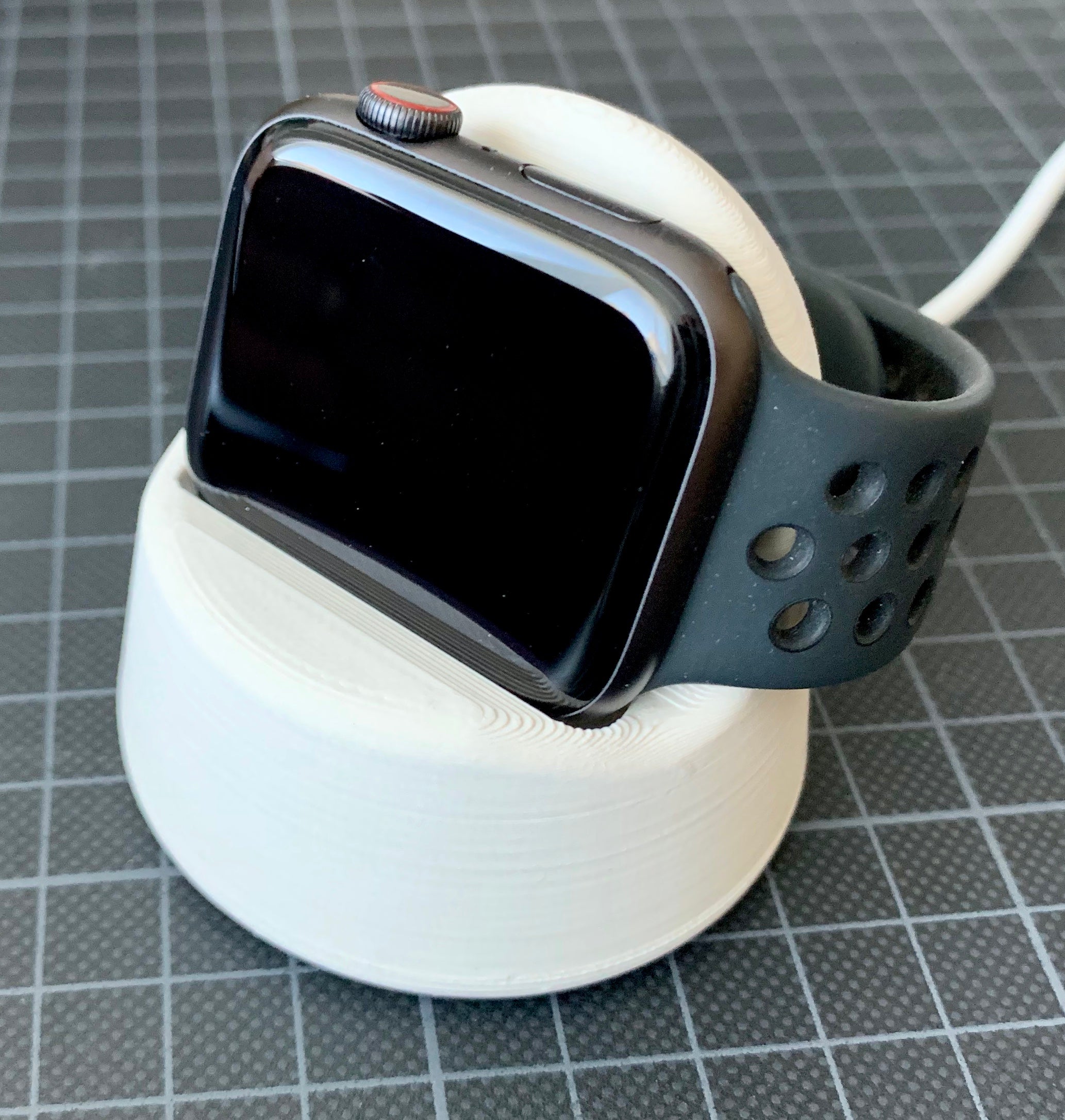 Podstawka pod Apple Watch z ukrytym prowadzeniem kabli i antypoślizgowym spodem