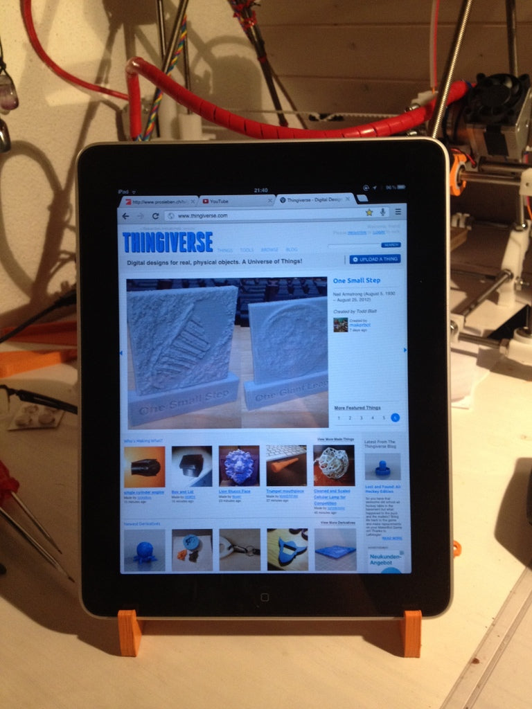 Prosty i kompaktowy stojak na iPada do podróży