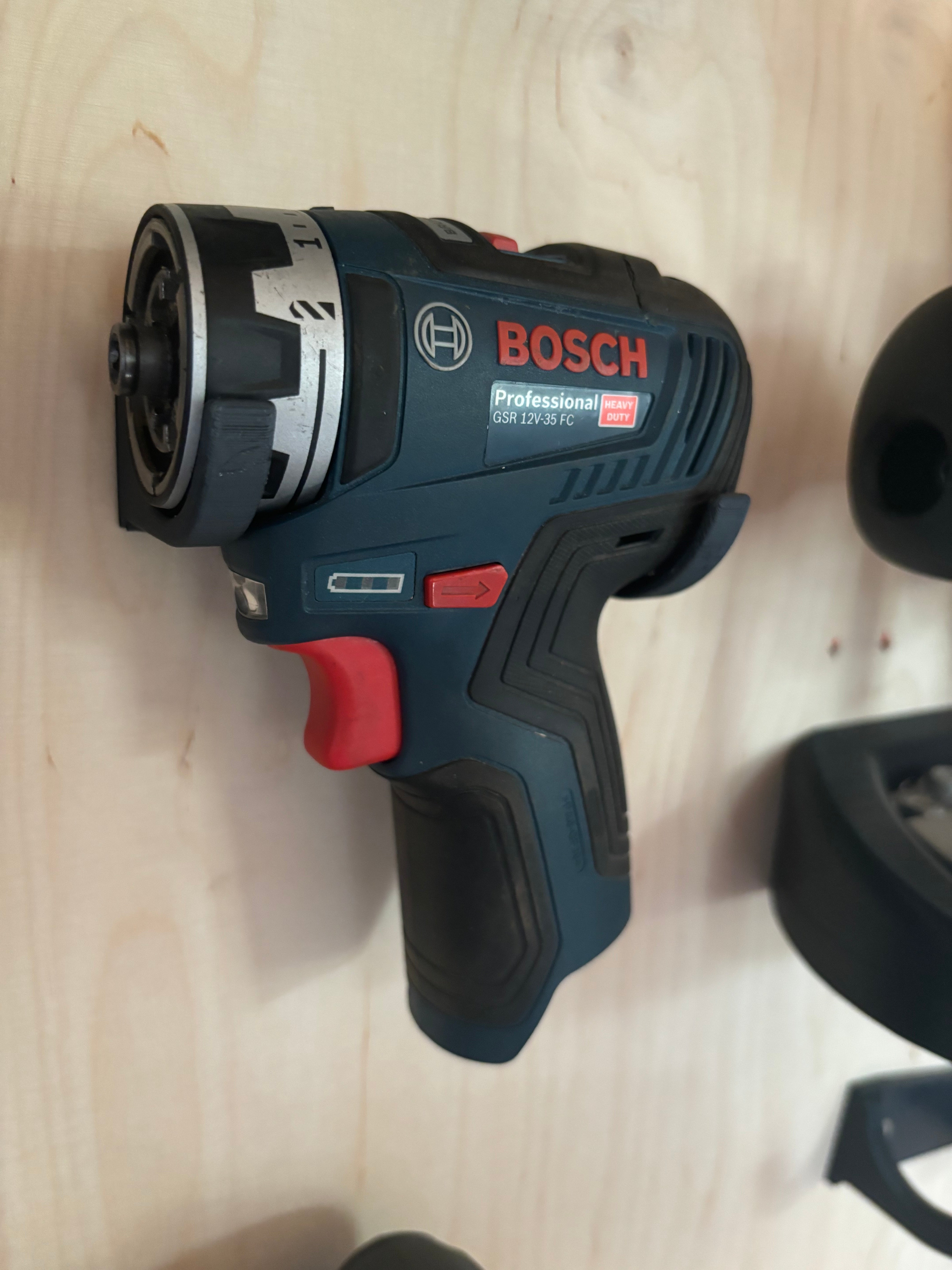 Bosch 12V Montaż ścienny do akumulatorów i narzędzi