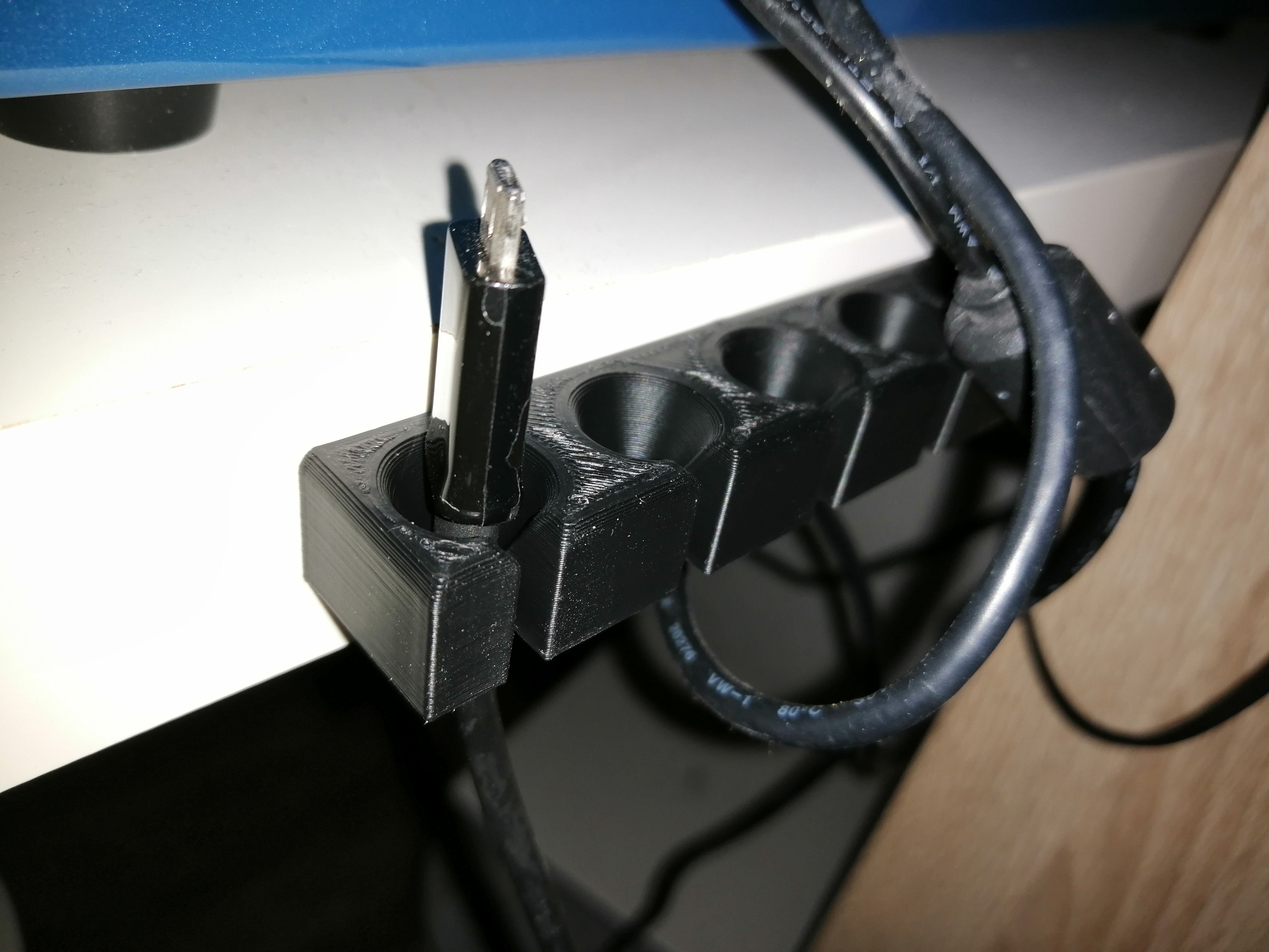 Uchwyt na kabel USB do porządkowania kabli