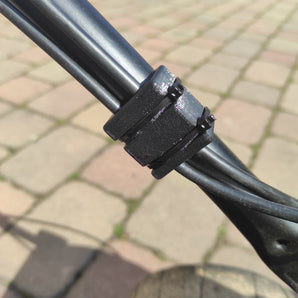 Praktyczny uchwyt na kable i przewody do rur 22 mm