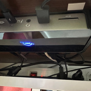 Montaż zatrzaskowy do stacji dokującej OWC Thunderbolt 4 — optymalna organizacja biurka