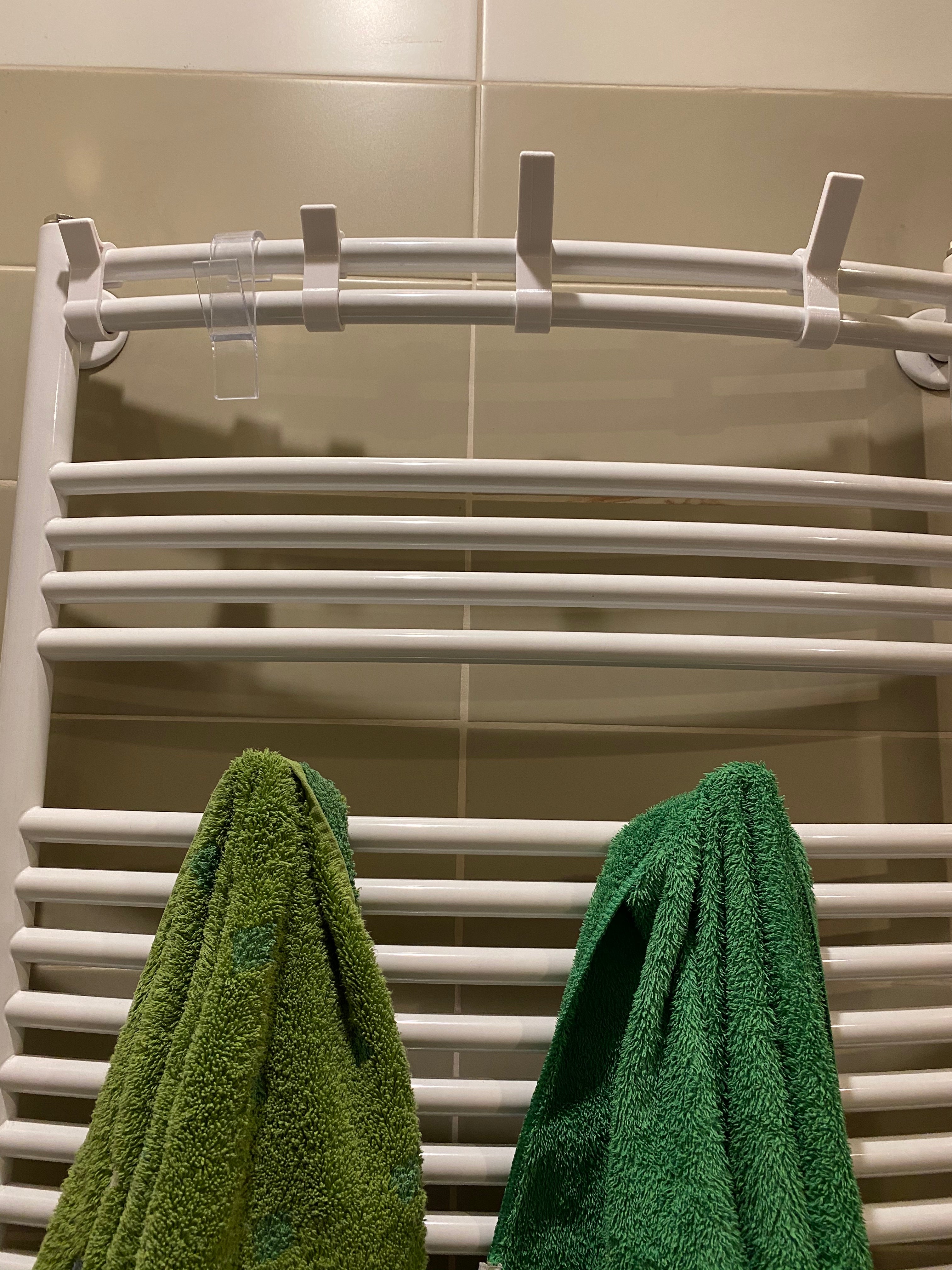 Idealnie dopasowany wieszak na ręczniki do grzejników