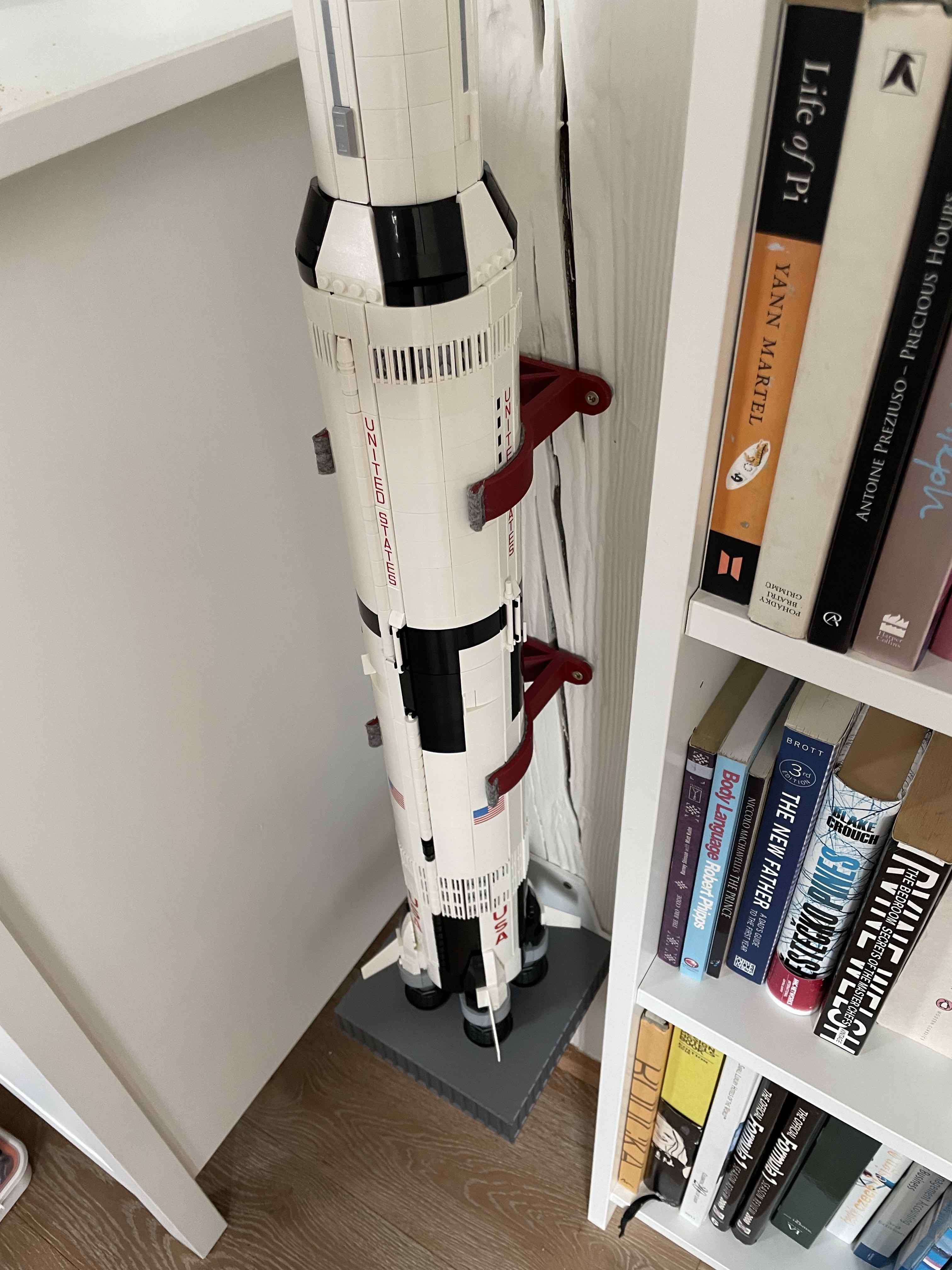 Pionowy uchwyt ścienny dla Lego Saturn V