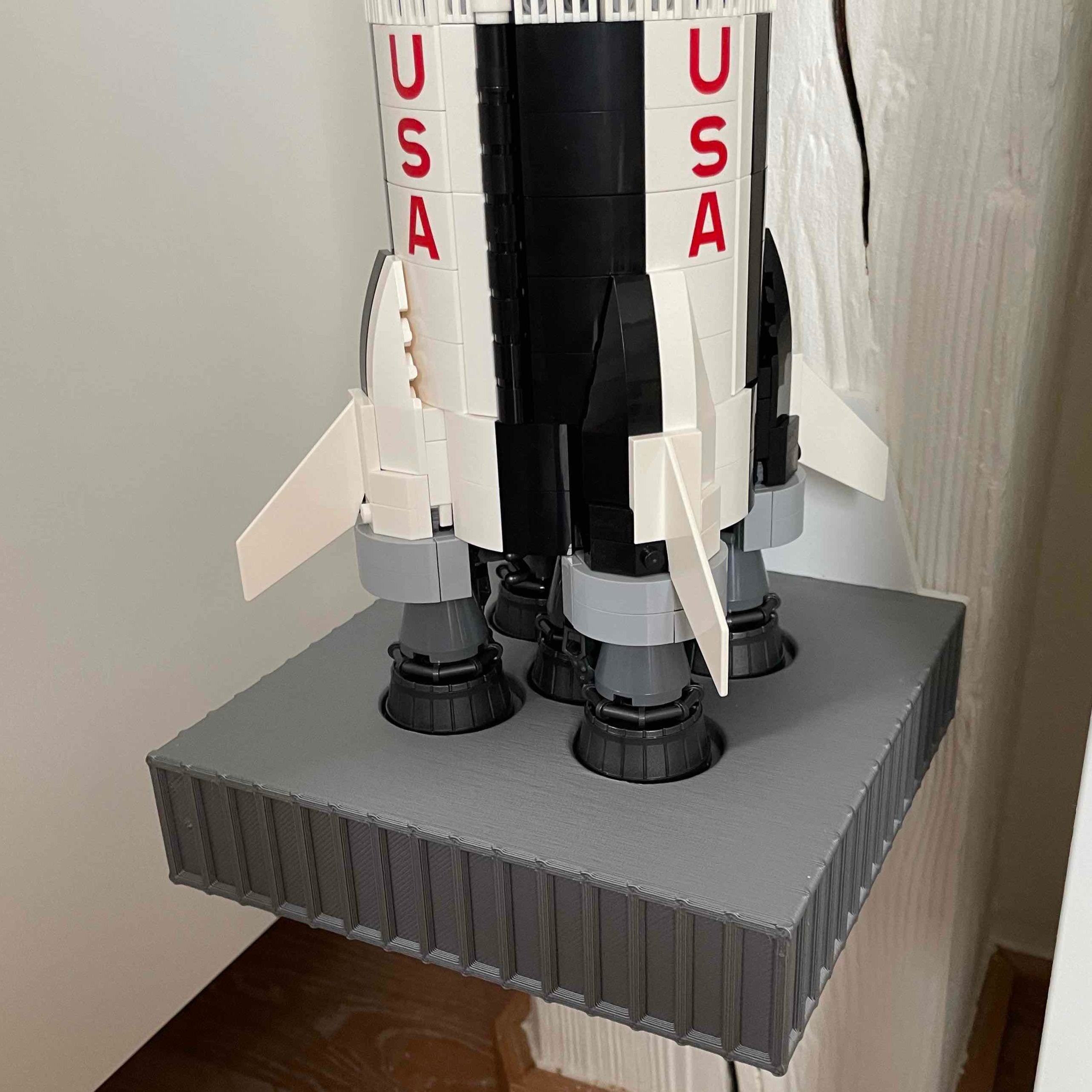 Pionowy uchwyt ścienny dla Lego Saturn V