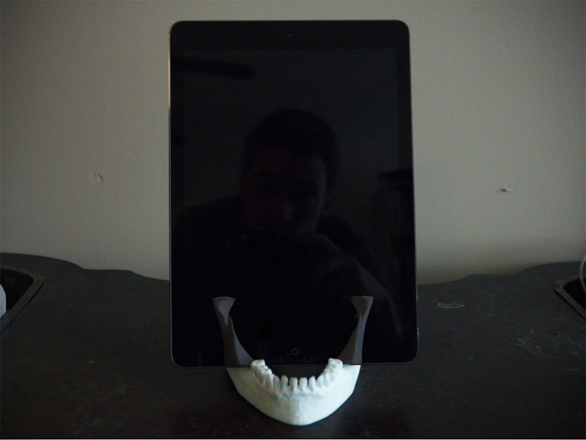 Stojak na iPada: model ludzkiej szczęki i uchwyt na iPada