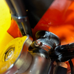 KTM 500 Mocowanie kabla do linki gazu - Ochronne mocowanie do motocykla terenowego