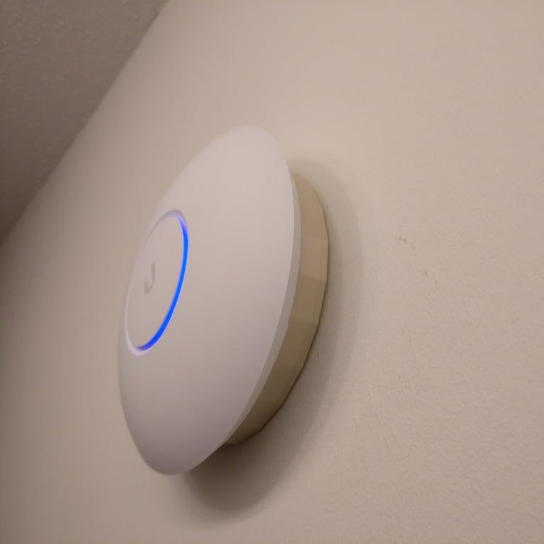 Przedłużacz ścienny Ubiquiti UniFi AP AC Pro