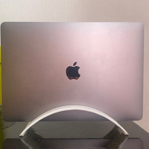 BookArc: Oszczędzająca miejsce pionowa podstawka do MacBook Pro 13"