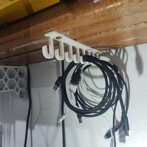 Praktyczny uchwyt na kabel do montażu pod półką