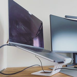 Elegancki stojak na laptopa do MacBooka Pro