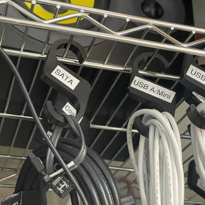 Praktyczny haczyk na kabel z funkcją etykietowania